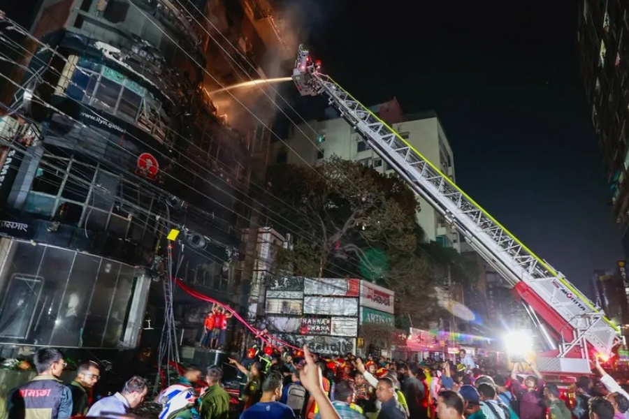 बांग्लादेशको राजधानी ढाकामा एक भवनमा आगलागी हुँदा कम्तीमा ४४ जनाको मृत्यु