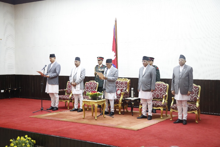 नवनियुक्त प्रधानन्यायाधीश विश्वम्भरप्रसाद श्रेष्ठले लिए शपथ