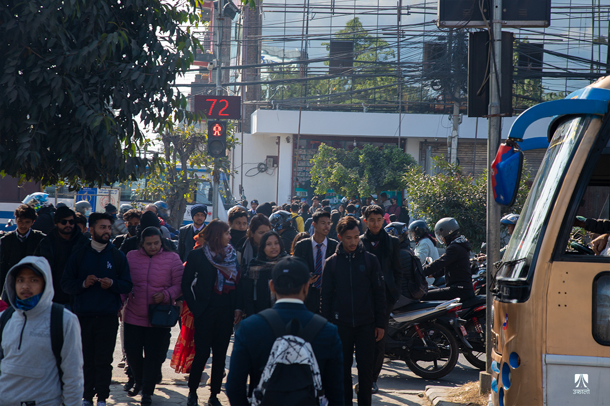 जेब्रा क्रसिङबाट ८ लेन सडक पार गर्न १५ सेकेन्ड, बीचमा पुगेपछि फस्छन् पैदलयात्री (भिडियो कथा)