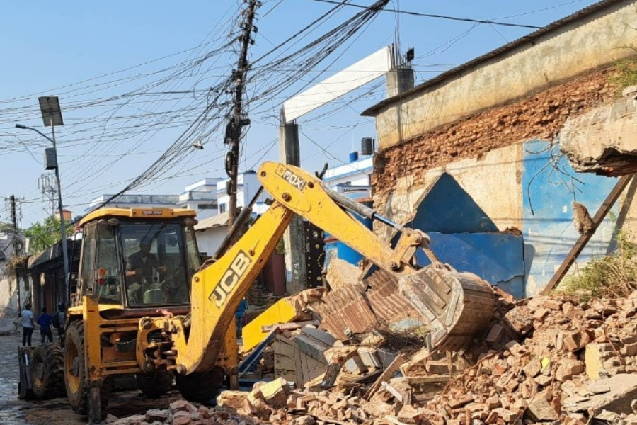 राप्तीमा सरकारी जग्गामा निर्माण गरिएका घरटहरा हटाइँदै