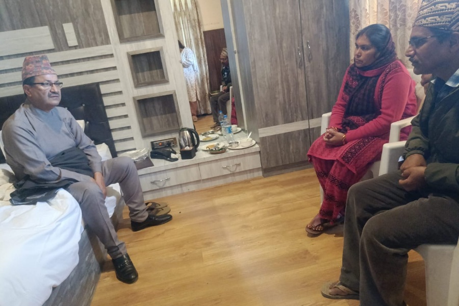 विपिनका बुबाआमाले भेटे परराष्ट्रमन्त्री: रिहाइका लागि पहल गरिदिन आग्रह