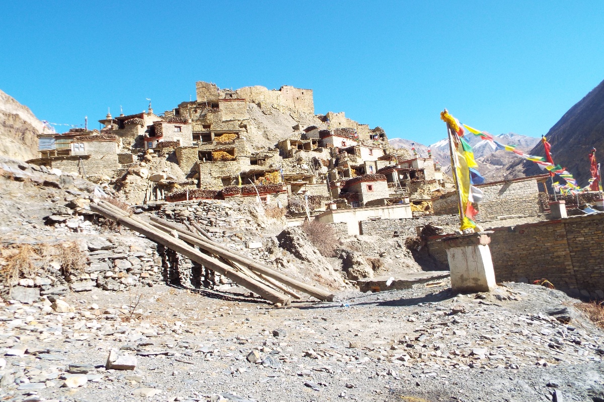 हिमाली क्षेत्रमा औसतभन्दा अधिक वर्षा, मासिँदै माटोका छाना भएका घर