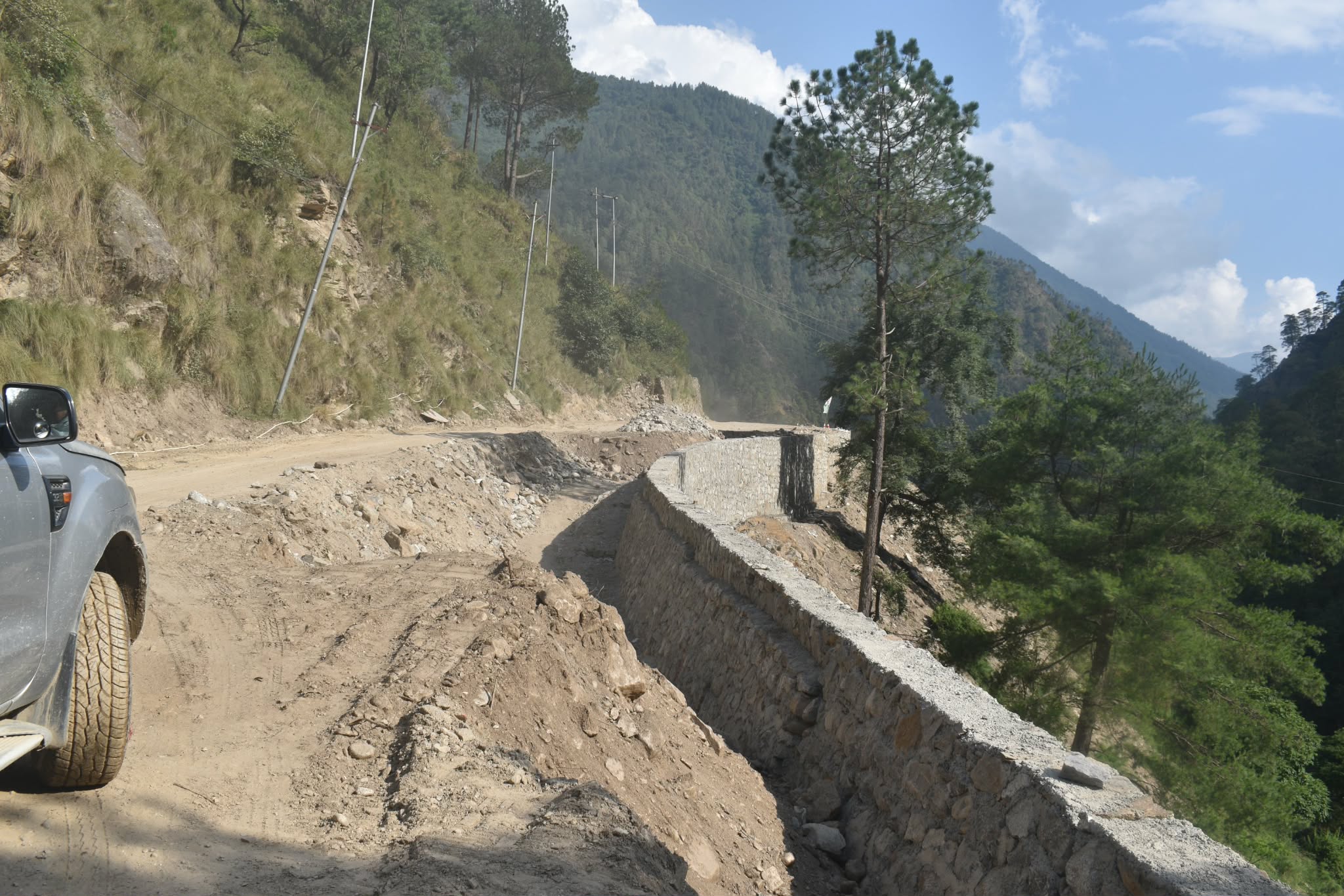 व्यापारिक नाका जोड्ने स्याफ्रुबेँसी-रसुवागढी सडक स्तरोन्नति गरिँदै