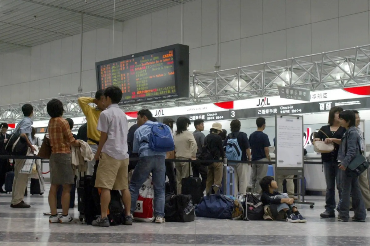 जापानमा भारी हिमपातले बिथोलियो नयाँ वर्ष मनाउन हिँडेकाहरूको यात्रा