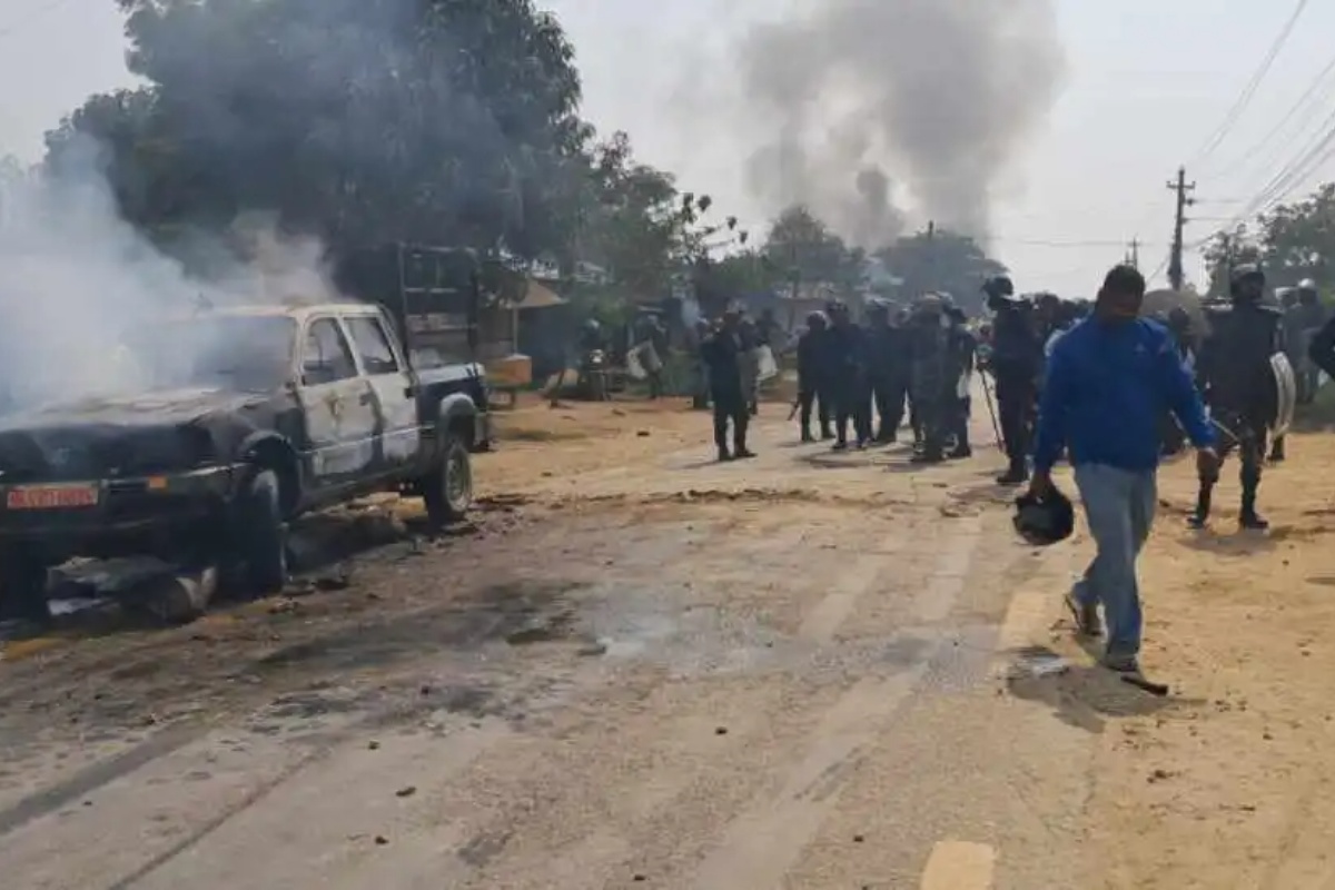 नवलपरासीमा प्रेम विवाहको विषयमा झडप हुँदा १९ जना घाइते, प्रहरीको गाडीमा आगजनी