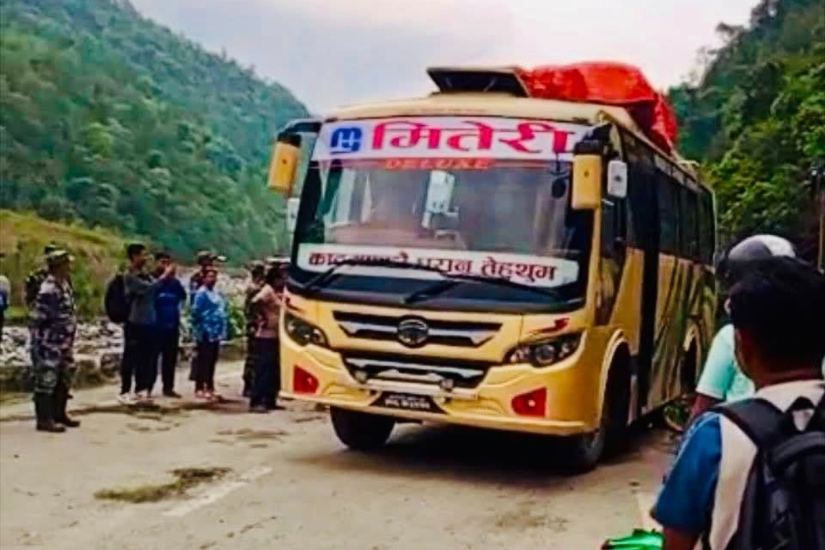 डाइभर्सन बनाएर एकतर्फी खुल्यो धरान–धनकुटा सडक 