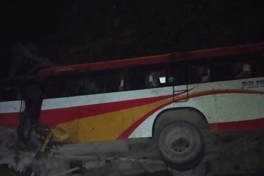 पोखराबाट सुर्खेत जाँदै गरेको बस दाङमा दुर्घटना, १४ जना घाइते