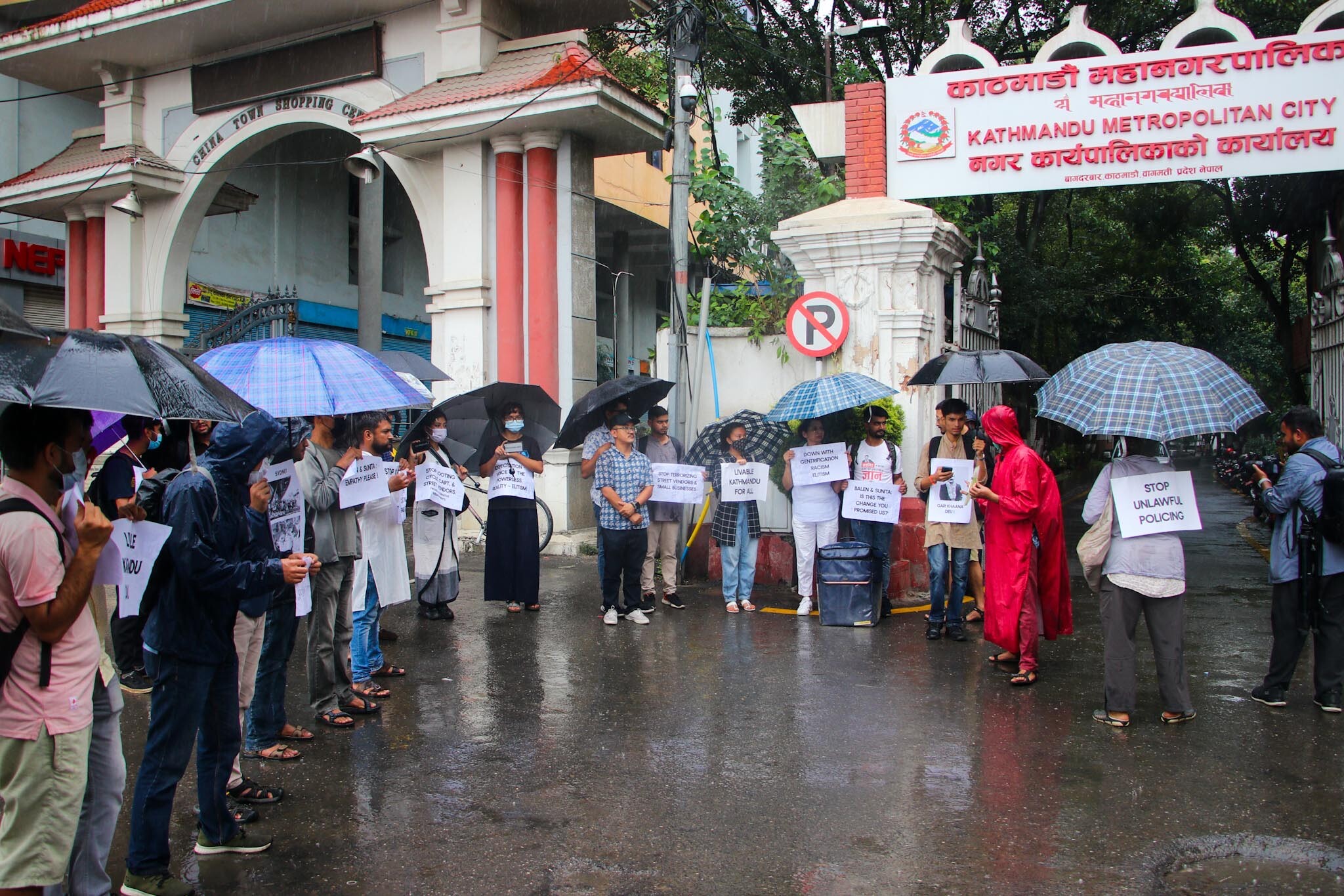 कानून भन्छ– ‘गरिबको गाँस खोस्नु अपराध’, काठमाडौँ महानगर भने त्यही गर्छ
