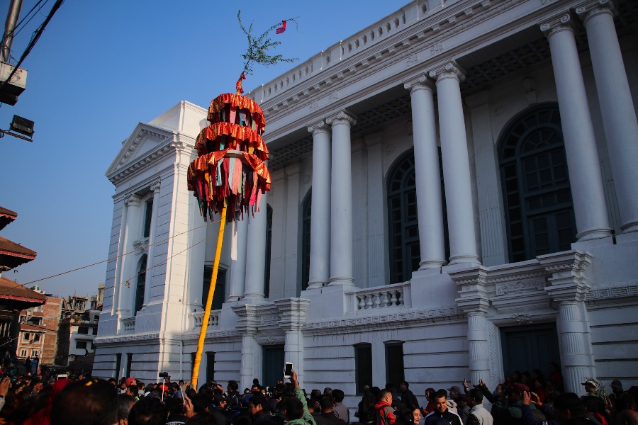 वसन्तपुरमा ठड्याइयो चीर, शुरू भयो रङको पर्व होली