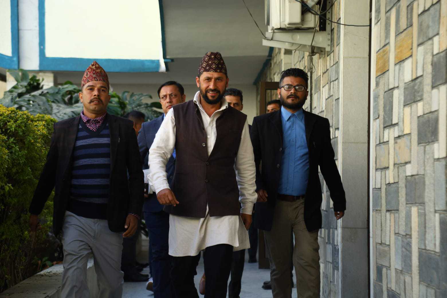 ‘गृहमन्त्री लामिछाने भावनात्मक रूपमा नेपाली भएपनि कानूनतः नेपाली होइनन्’