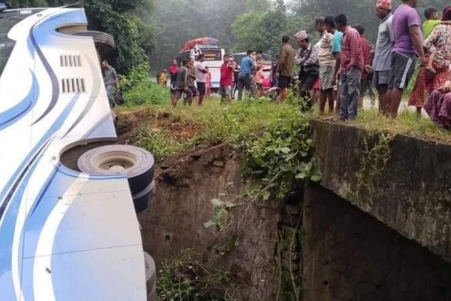 काठमाडौँबाट सुर्खेत गइरहेको बस दुर्घटना, २५ जनाभन्दा बढी यात्रु घाइते