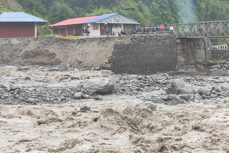 मेलम्ची खानेपानी मुहान जाने सडक बाढीले अवरुद्ध