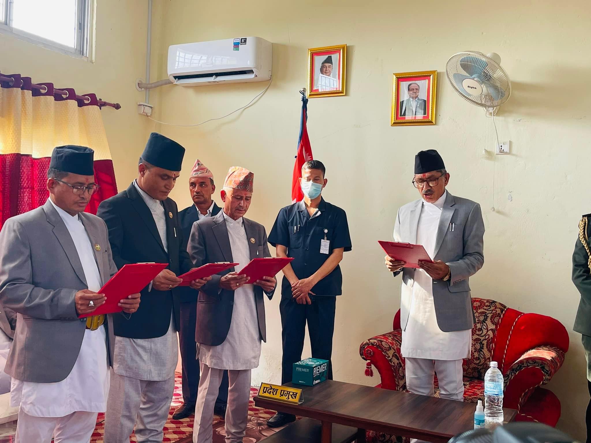 सुदूरपश्चिम प्रदेशका नवनियुक्त मन्त्रीहरूले लिए शपथ