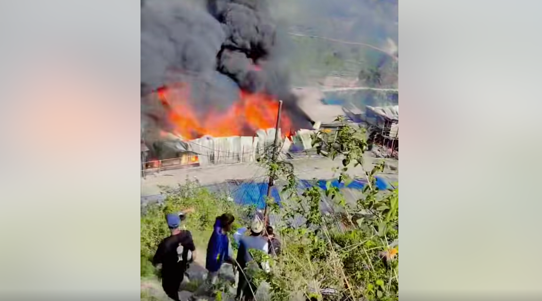 बाजुराको बाम्का बजारमा सिलिन्डर फड्किएर आगलागी