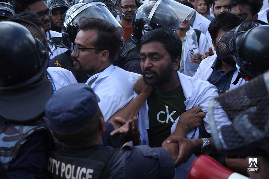 आन्दोलनरत चिकित्सक भन्छन्ः पहिले हाम्रो सुरक्षा  चाहियो अनि मात्रै बिरामी हेर्छौँ