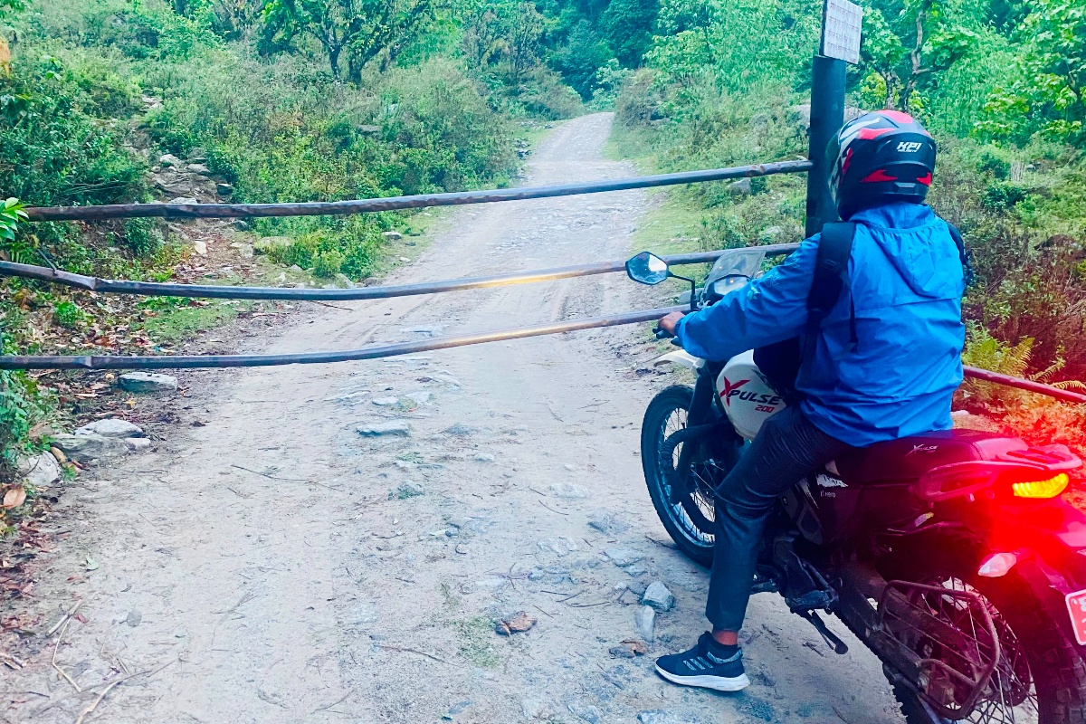 बस्तुभाउबाट खेतीबाली जोगाउन सडकमा तगारो