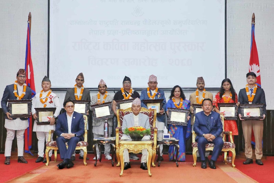 राष्ट्रपति पौडेलद्वारा कविता महोत्सवका उत्कृष्ट कविलाई पुरस्कार प्रदान