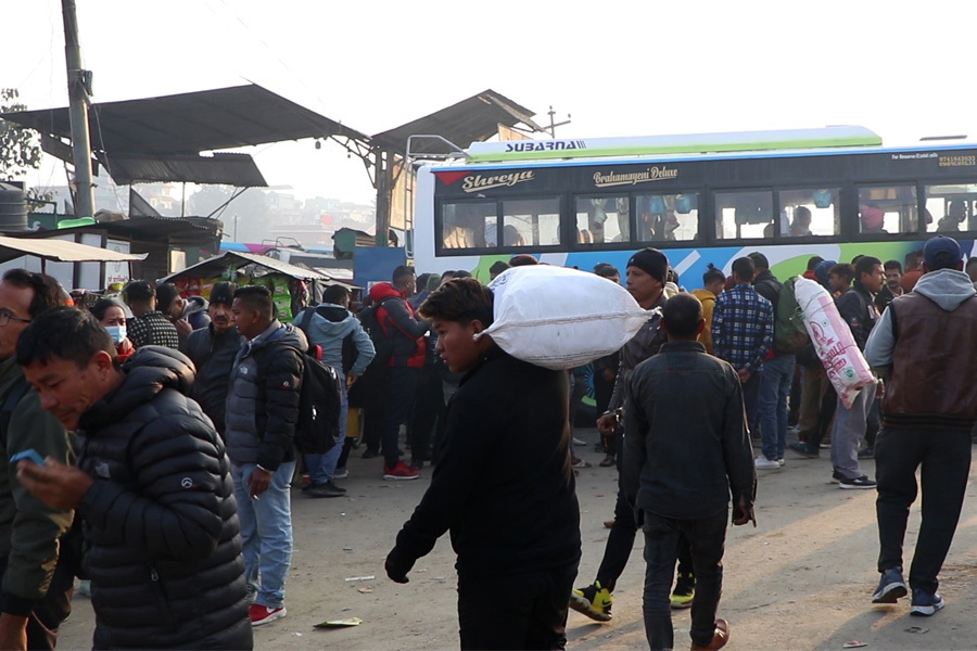 निर्वाचनको पूर्वसन्ध्यामा घर फर्किने बढे, सुनसान बन्दै काठमाडौँ