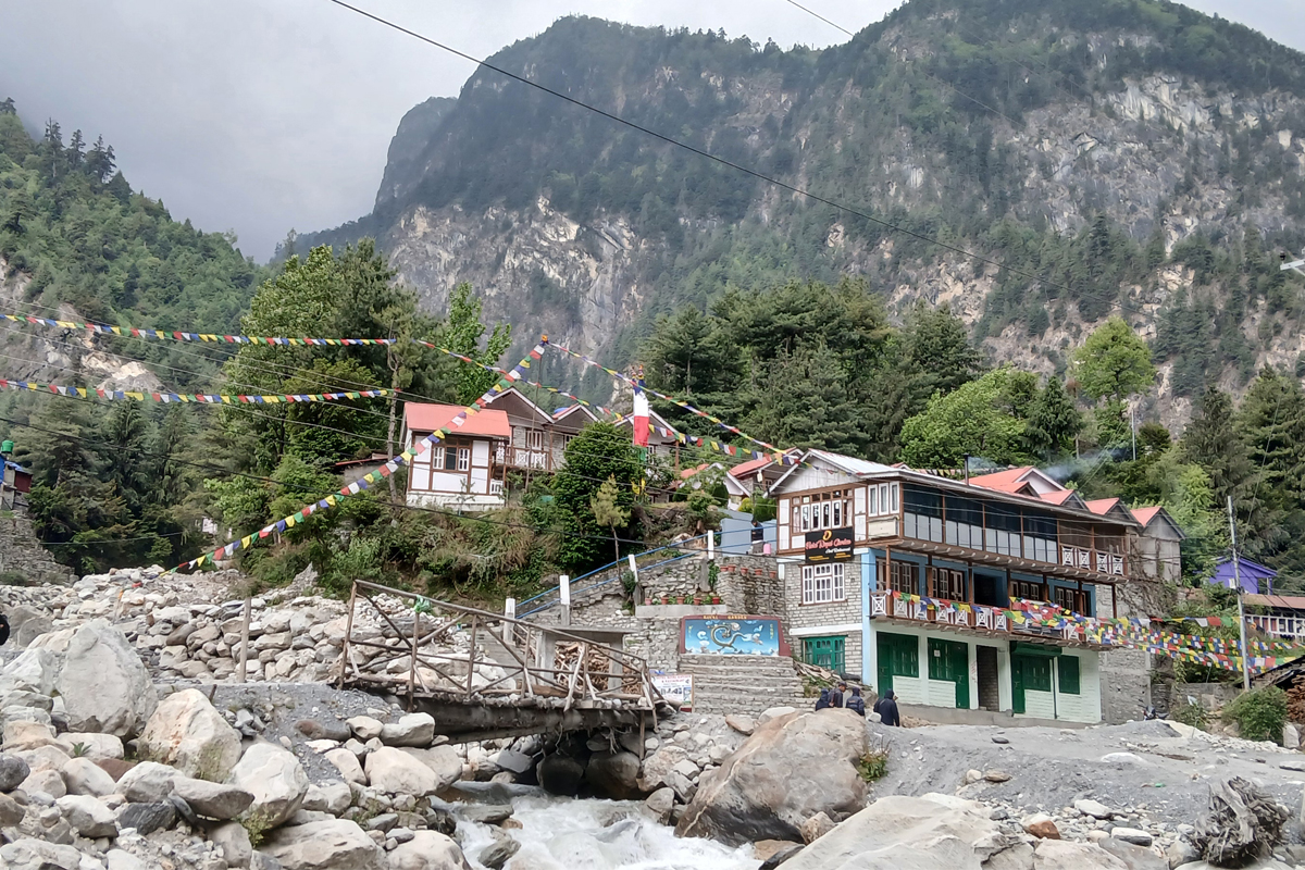 मनाङ सदरमुकामका ३ वटै खोलामा छैन पक्की पुल