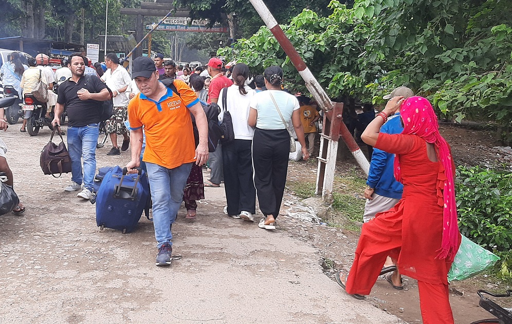 चाडपर्व नजिकिएसँगै भारतबाट नेपाली घर फर्कँदै