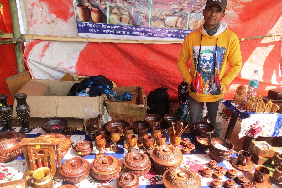 तराईबाट पहाड बसाइँ सरेका कृष्ण: काष्ठकला उद्योगबाट मासिक २ लाख कमाउँछन्