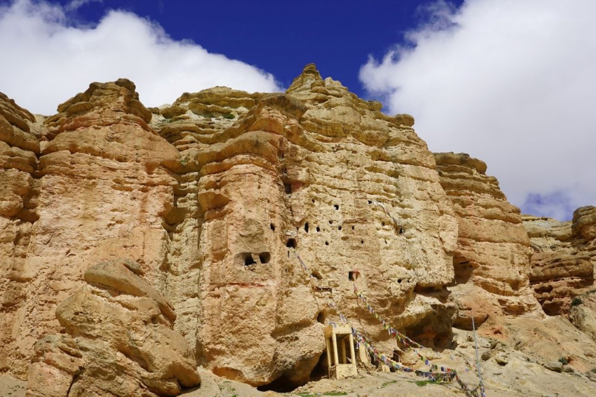 प्राचीन सभ्यताको झल्को दिने ‘जोङ’ गुफा