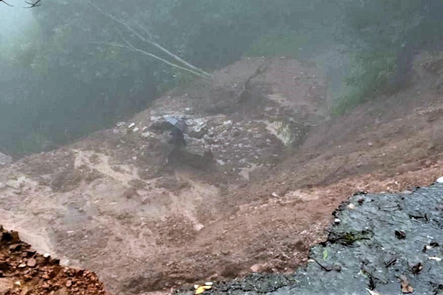 भुसुनेको जंगलमा पहिरो खस्दा सिद्धिचरण लोकमार्ग अवरुद्ध