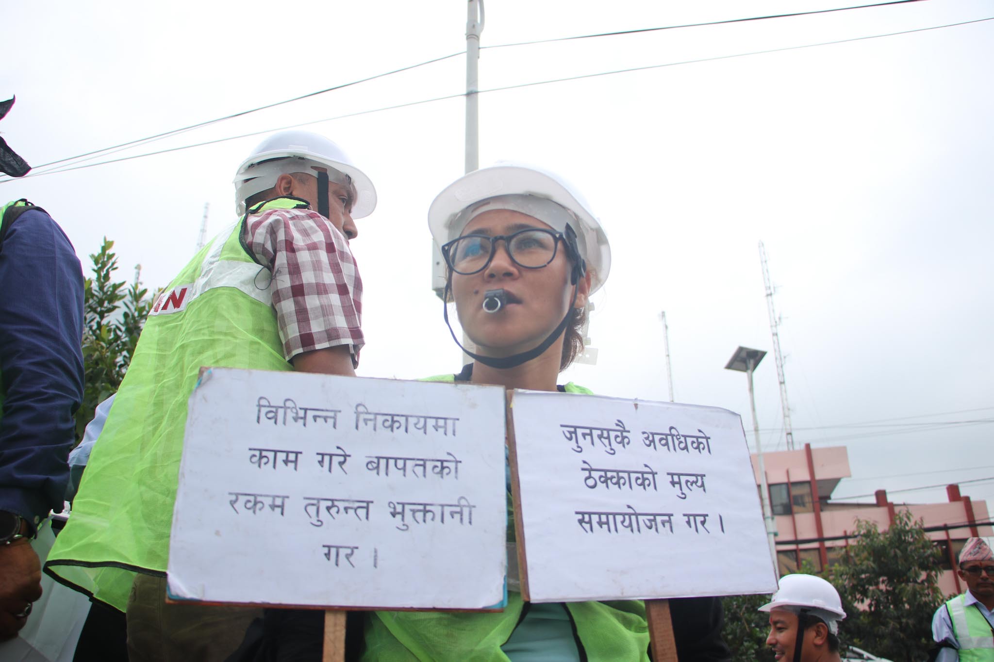 रकम भुक्तानी माग गर्दै निर्माण व्यवसायीले गरे सिठी जुलुस