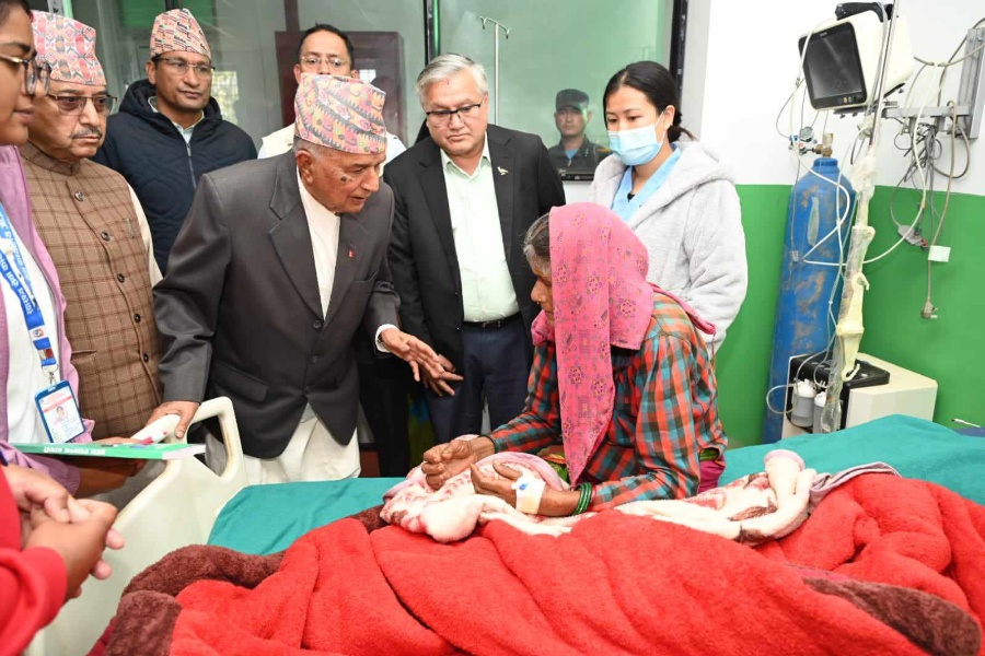 जाजरकोटमा १ जना घाइतेलाई भेटेर फर्किए राष्ट्रपति