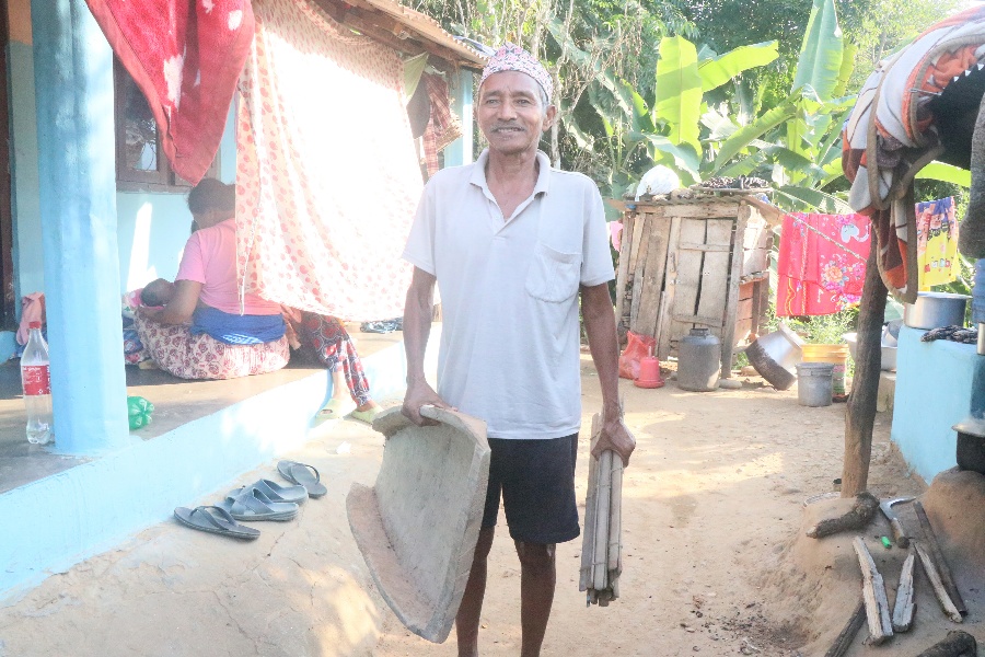 दशैँमा लागेको ऋण तिर्न बालुवामा सुन खोज्न हिँडे बाेटे