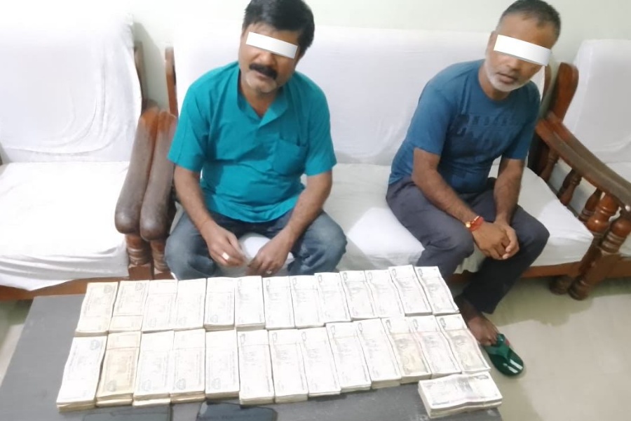 स्रोत नखुलेको ४४ लाख रुपैयाँसहित २ जना पक्राउ