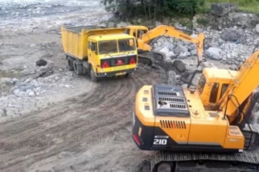 नदीबाट गिट्टीबालुवा निकाल्दा घाट नै उत्खनन्, दाहसंस्कारमा समस्या