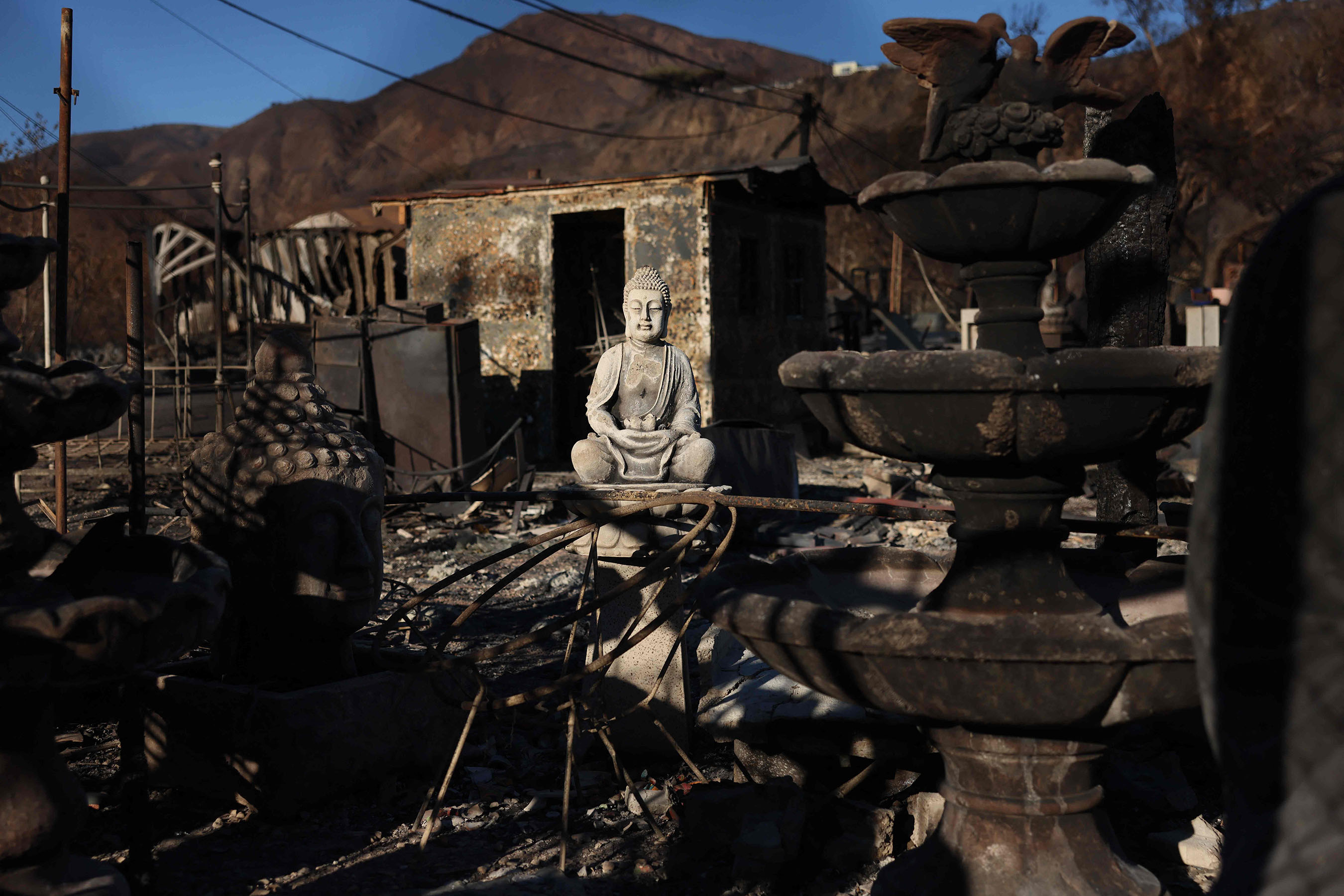 लस एन्जलस डढेलोमा ज्यान गुमाउनेको संख्या २४ पुग्यो, विस्थापितहरू अझै ४ दिन घर फर्कन नसक्ने