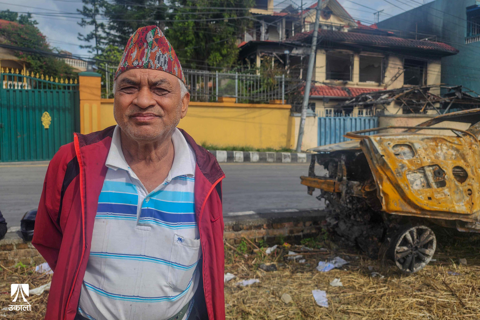 स्यम्भूस्थित पूर्वअर्थमन्त्री सुरेन्द्र पाण्डेको जलाइएको घर अगाडी उभिएर गुनासो गर्दै छिमेकी।