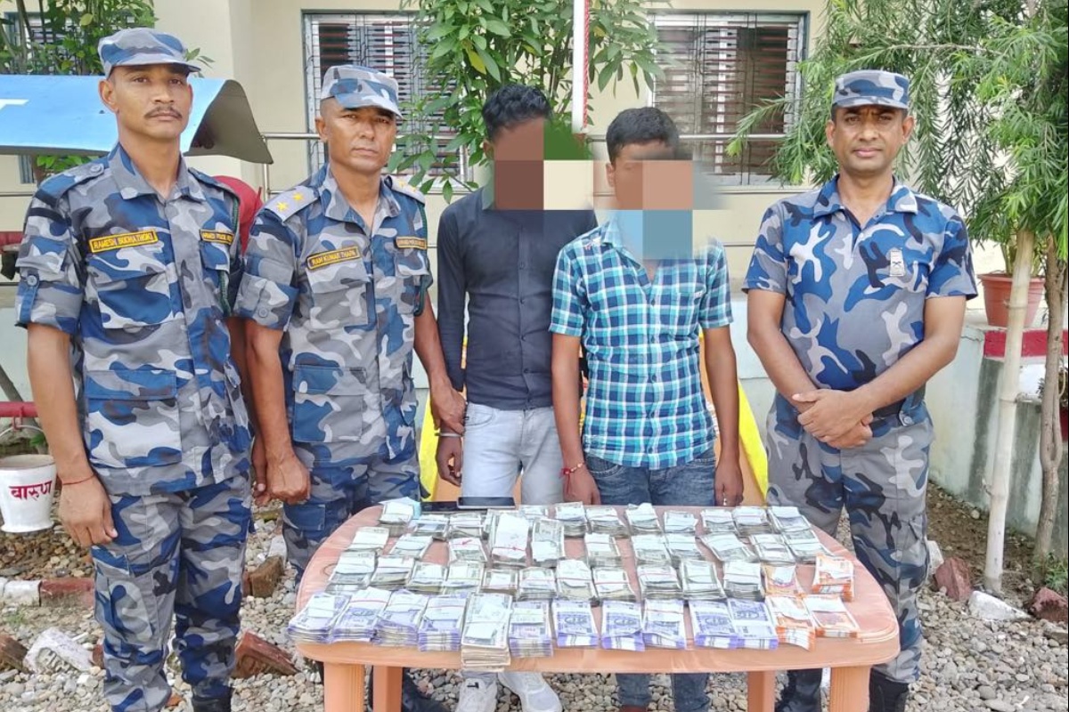 महोत्तरीमा श्रोत नखुलेको १५ लाख भारतीय रुपैयाँसहित २ जना पक्राउ 