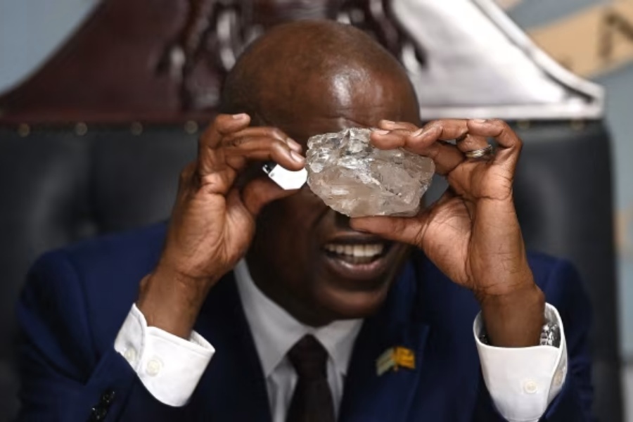 विश्वकै दोस्रो ठूलो हिरा फेला, तौल २ हजार ४९२ क्यारेट