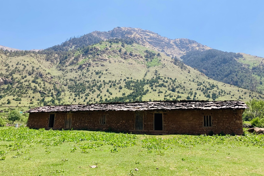 चुहिने छानामुनि पढ्न बाध्य छन् कुँडेढोरका विद्यार्थी