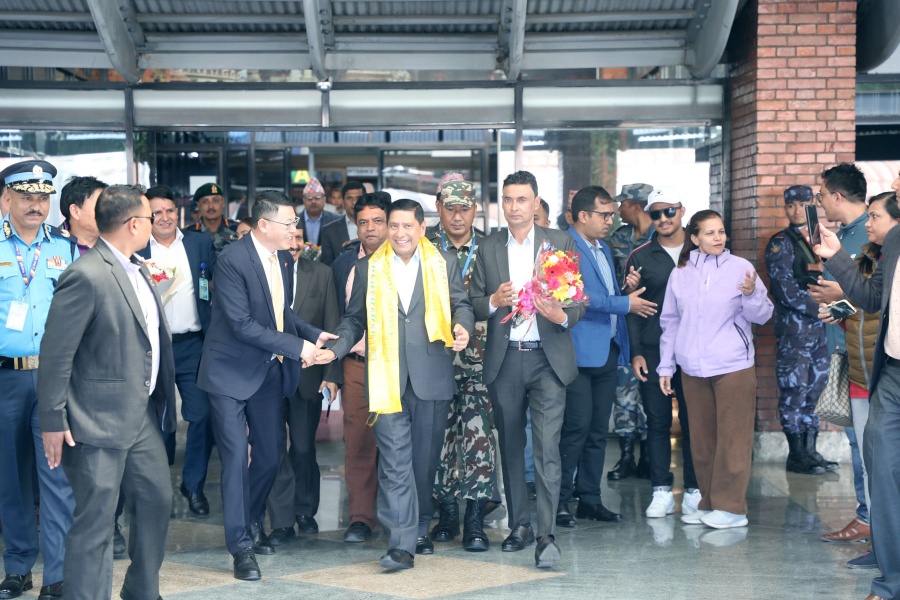 चीनबाट स्वदेश फर्किए गृहमन्त्री श्रेष्ठ