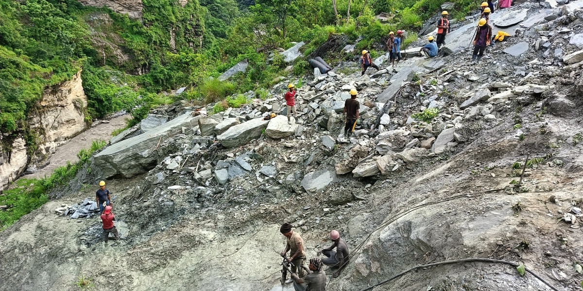 बेनी–जोमसोम सडकः बैसरीको पहिरो रोकथाममा ‘रक एंकरिङ’ प्रविधि