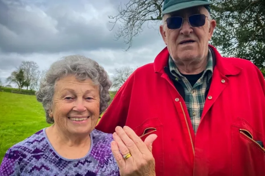 हराएको ५४ वर्षपछि बारीमा भेटियो ‘इंगेजमेन्ट’को औँठी