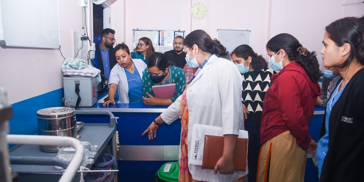 फोहोर व्यवस्थापनमा एभरेस्ट अस्पतालको लापरबाही, काठमाडौँ महानगरले गरायो ५० हजार जरिबाना  