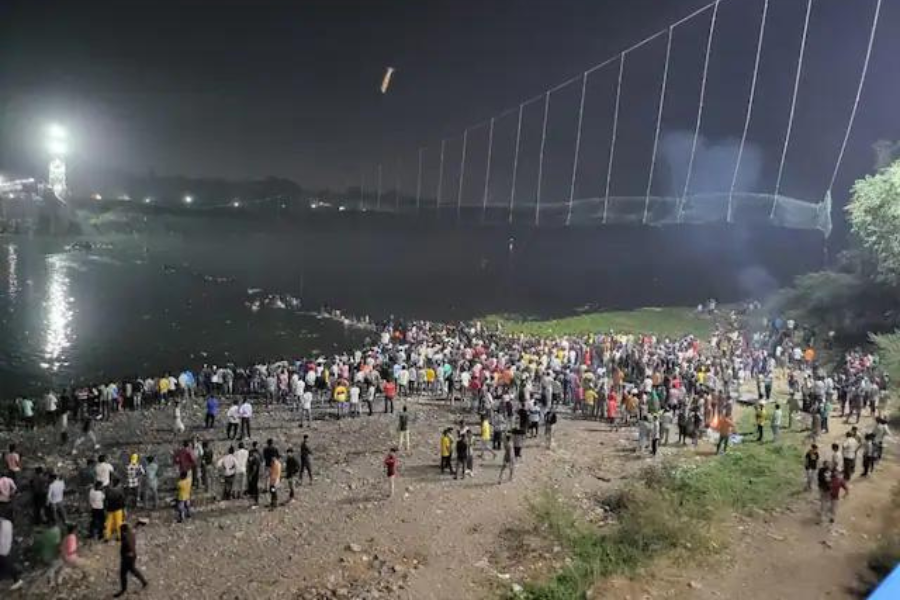 गुजरातमा झोलुंगे पुल चुडिँदा १४१ जनाको मृत्यु