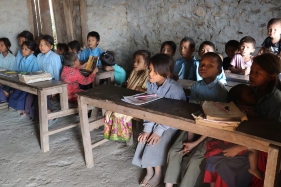 दिवा खाजा कार्यक्रम रोकिँदा समस्यामा चेपाङ बालबालिका