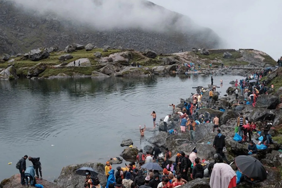 गोसाइँकुण्डमा भक्तजनको घुइँचो
