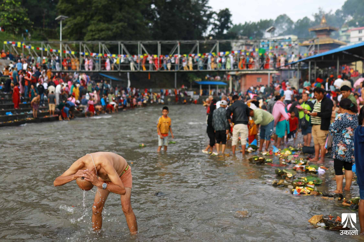 कुशे औँसी: गोकर्णेश्वर मन्दिरमा सिदादान गर्नेको भीड (तस्वीरहरू)