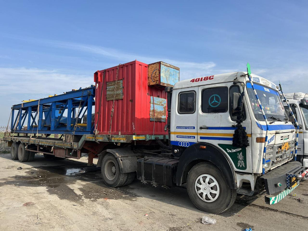 दैलेख पुर्‍याइयो पेट्रोलियम पदार्थ उत्खनन गर्ने उपकरणसहितका सामान