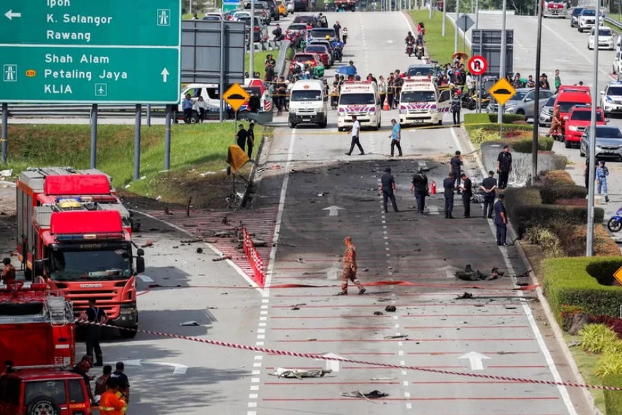 मलेसियाको सडकमा चार्टर्ड विमान दुर्घटना हुँदा १० जनाको मृत्यु