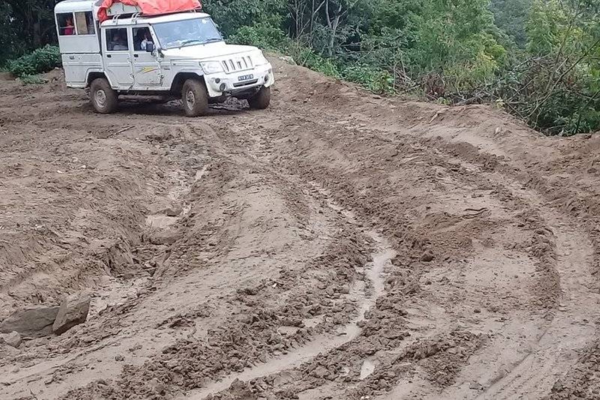 सडकको दुरावस्थाले पहाडी क्षेत्रमा जान मान्दैनन् एम्बुलेन्स चालक