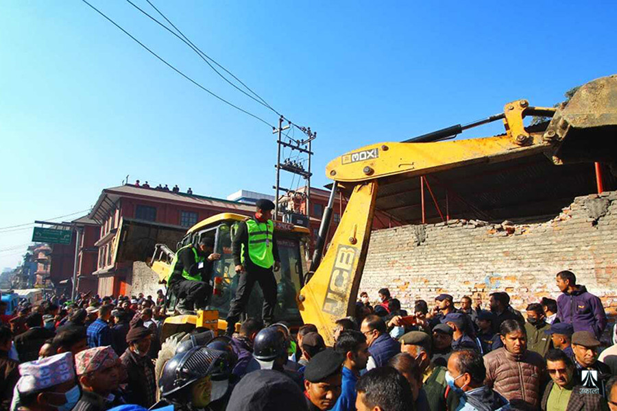 पशुपतिमा बलजफ्ती : ८२ वर्ष पुरानो धर्मशालामा डोजर चलाउने अनधिकृत प्रयास