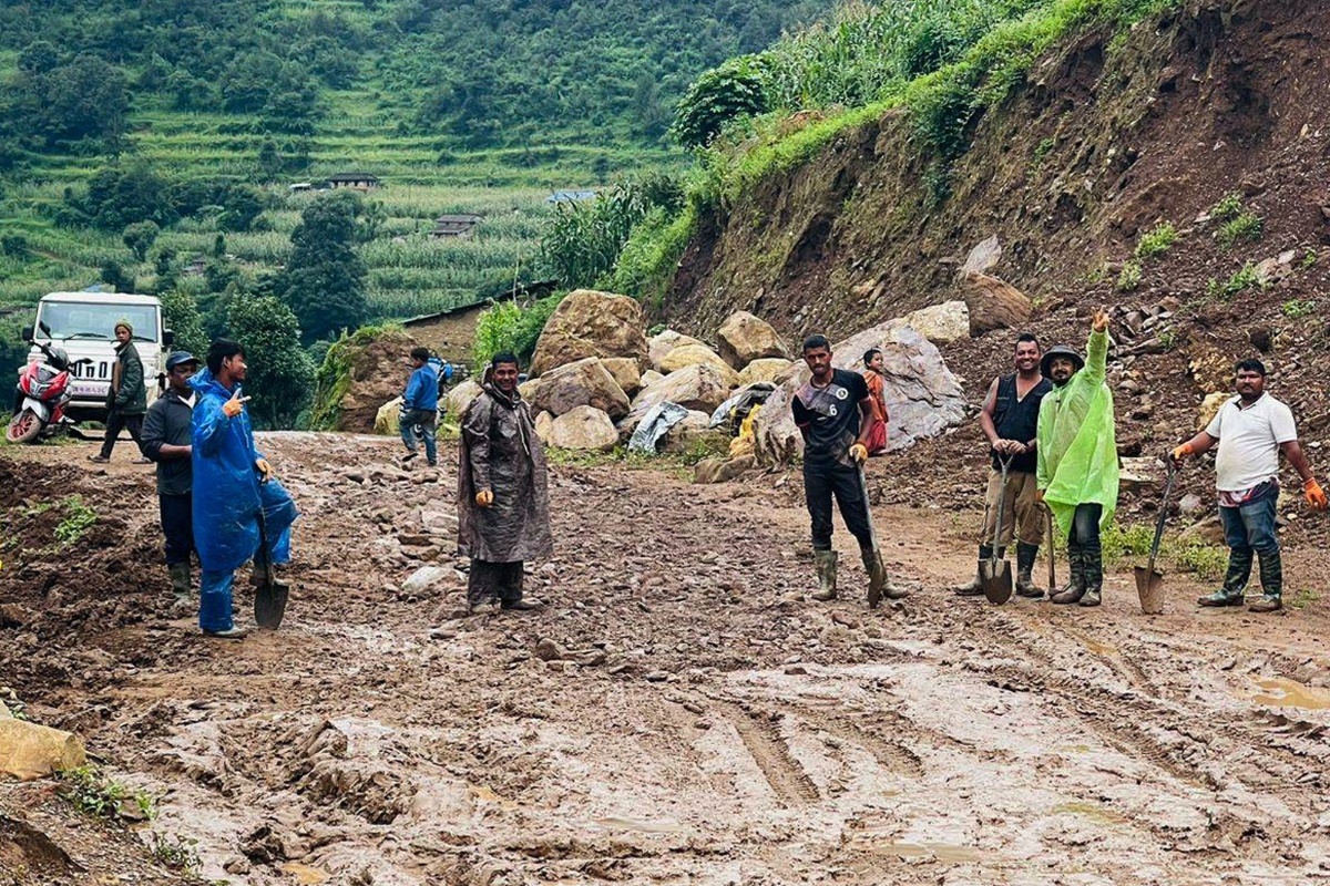 ठेकेदार भागेपछि ढोरपाटन जाने सडकको बिजोग, पर्यटकलाई सास्ती
